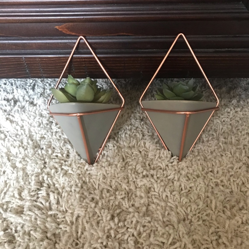 2 geometric wall planter